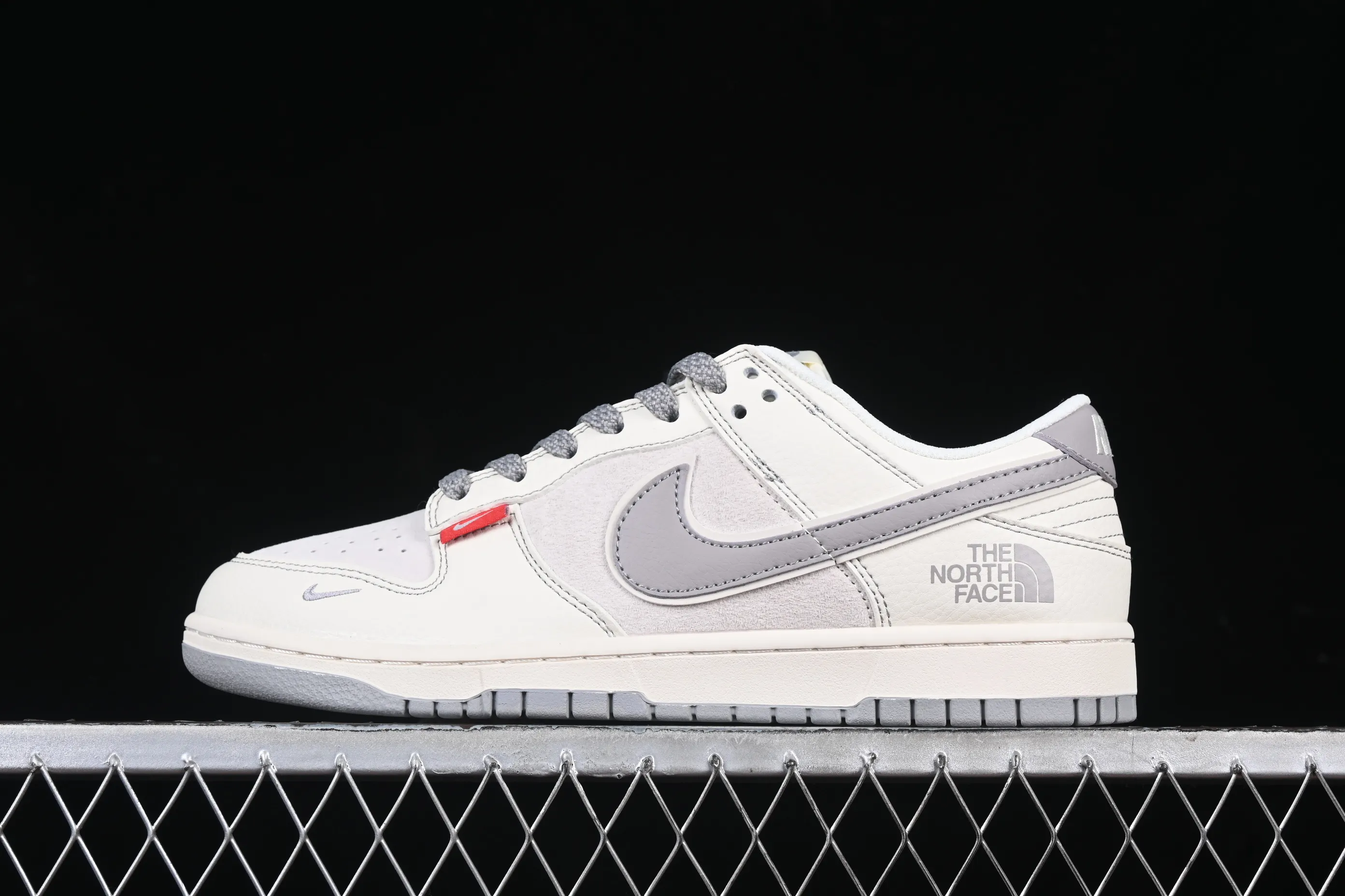 All Categories Nk SB Dunk Series Nk SB Dunk Low High-end Customized Low-top Sneakers Nk SB Dunk Low North Face Co-branded Beige Red Label Anniversary High-end Customized Low-top Casual Sneakers BB7518-015